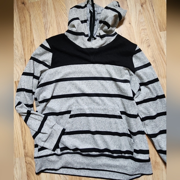 Kaileigh Soft Striped Gray and Black Hoodie Size XL - Picture 1 of 4